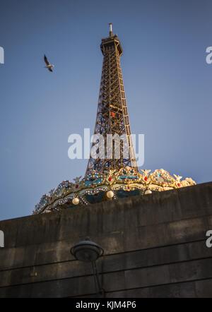 Eiffelturm - 25/11/2012 - - Eiffelturm - die eiserne Dame von Paris, der Eiffelturm im Herbst - Sylvain Leser / Le Pictorium Stockfoto