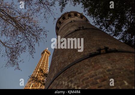 Eiffelturm - 25/11/2012 - - Eiffelturm - die eiserne Dame von Paris, der Eiffelturm im Herbst - Sylvain Leser / Le Pictorium Stockfoto