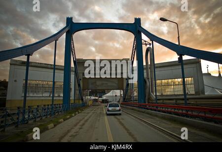 Die 'Brücke Renault' die Insel Seguin, Ufer der seine. - 18/11/2011 - Frankreich / Ile-de-France (Region) / Boulogne-Billancourt - Sonnenuntergang in Boulogne Billancourt. - Insel nimmt ein neues Aussehen, das Haupttor wird für den öffentlichen Nutzen beibehalten. Derzeit ist es der 'Cirque du Soleil' (Zirkus der Sonne), der sich dort niedergelassen hat. - Sylvain Leser / Le Pictorium Stockfoto