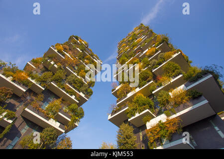 Mailand, Italien, 11. November 2017 - "Bosco Verticale", vertikale Wald im Herbst Zeit, Wohnungen und Gebäude in der Gegend "Isola" der Stadt Mailand Stockfoto