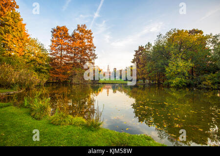 Schloss Sforza (Castello Sforzesco), Ansicht von Parco Sempione, (Sempione Park) in Mailand, Italien. Stockfoto