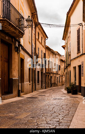 Eine wunderschöne, alte Welt gepflasterten Spanisch Straße in Pollenca, Mallorca, Spanien. Die engen Gassen sind voller Charakter und gemütliche Cafés. Stockfoto