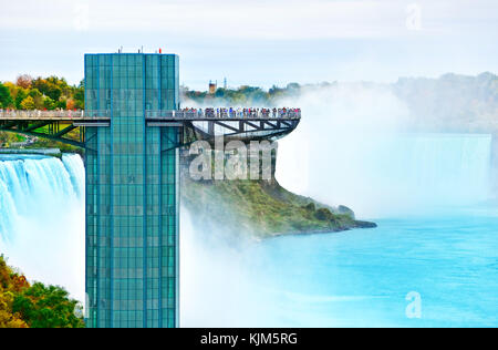 Blick auf die Niagara Fälle und Aussichtsturm im Herbst. Stockfoto