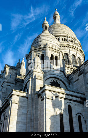 Drei Viertel der Blick von unten auf die Kuppel der Basilika des Heiligen Herzen von Paris mit dem Schatten des Königs saint louis Equestrian statu Stockfoto