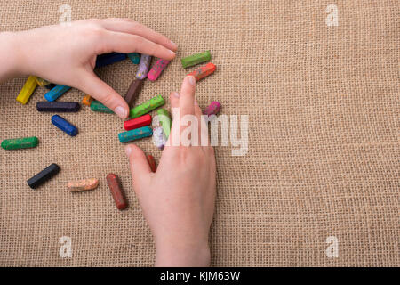 Verwendete Farbe Buntstifte und eine Hand, die einige Stockfoto