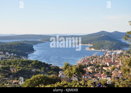 Panoramablick auf Mali Losinj aus dem Hügel über der Stadt Stockfoto