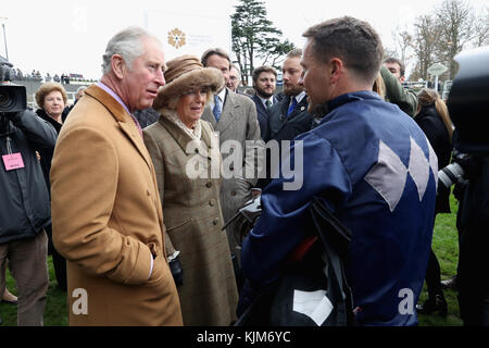 Der Prinz von Wales und die Herzogin von Cornwall sprechen mit Ex-Fußballer Michael Owen (rechts) vor dem Charity-Rennen während des Prince's Countryside Fund's Racing Weekend auf der Ascot Racecourse in Ascot. Stockfoto