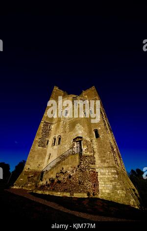 Historische Orford Castle in der Nähe von Ipswich, Suffolk, Großbritannien gegen einen dunklen blauen Himmel. Gebaut aus dem 12. Jahrhundert durch Heinrich II. von England. Stockfoto