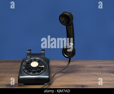 Antike alte Drehschalter Telefon am Schreibtisch aus Holz Stockfoto