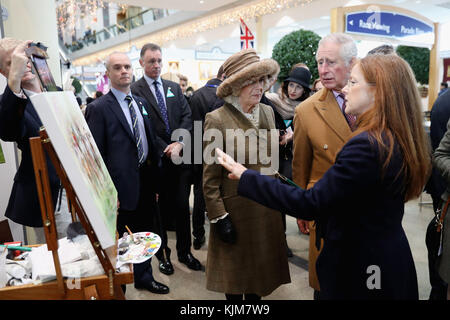 Der Prinz von Wales und die Herzogin von Cornwall sprechen mit der Künstlerin Claire Thorogood, während sie am Prince's Countryside Fund's Racing Weekend auf der Ascot Racecourse in Ascot teilnehmen. Stockfoto