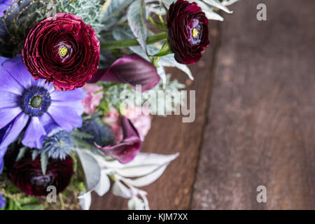 Natur, Romantik, Liebe Konzept. in der Nähe von hellen Blüten von verschiedenen Blumen in großen Bündel, einige von ihnen werden sich wegen der intensiven kastanienbraune Farbe und Licht gelb Zentren Stockfoto