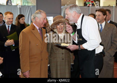 Der Prinz von Wales und die Herzogin von Cornwall erhalten einen Teller Davidstow-Käse, während sie am Rennwochenende des Prince's Countryside Fund auf der Rennbahn Ascot in Ascot teilnehmen. Stockfoto