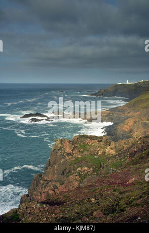 Die küstennahen Felsen und Meer an der Küste in der Nähe von pentire Head Lighthouse und Levant tine Bergwerk an der Küste von Cornwall in Cornwall. Die zerklüftete Küstenlinie. Stockfoto