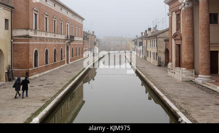 Comacchio (Italien)-Kennlinie und faszinierende historische Stadt im Park des Podeltas, mit seinen Kanälen und pastellfarbenen Häusern Stockfoto