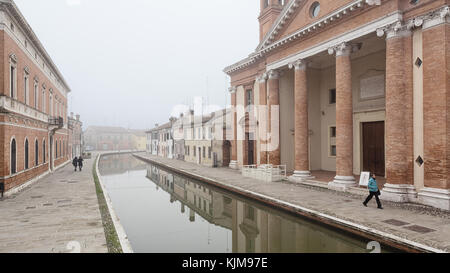 Comacchio (Italien)-Kennlinie und faszinierende historische Stadt im Park des Podeltas, mit seinen Kanälen und pastellfarbenen Häusern Stockfoto