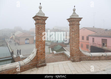 Comacchio (Italien)-Kennlinie und faszinierende historische Stadt im Park des Podeltas, mit seinen Kanälen und pastellfarbenen Häusern Stockfoto