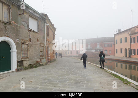 Comacchio (Italien)-Kennlinie und faszinierende historische Stadt im Park des Podeltas, mit seinen Kanälen und pastellfarbenen Häusern Stockfoto