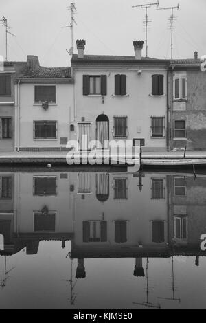 Comacchio (Italien)-Kennlinie und faszinierende historische Stadt im Park des Podeltas, mit seinen Kanälen und pastellfarbenen Häusern Stockfoto