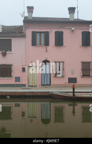 Comacchio (Italien)-Kennlinie und faszinierende historische Stadt im Park des Podeltas, mit seinen Kanälen und pastellfarbenen Häusern Stockfoto