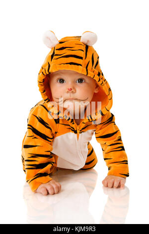 Sechs Monate Baby tragen Tiger Anzug sitzen isoliert auf weiss Stockfoto