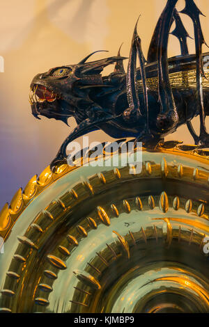 Die Corpus Christi mit der Chronophage (oder Zeit Esser) leuchtet in der Dämmerung, Kings Parade, Cambridge, England, Großbritannien Stockfoto