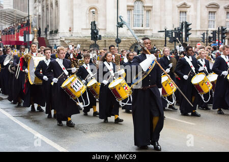 LONDON - 11. NOVEMBER 2017: Nicht identifizierte Menschen bei der jährlichen Lord Mayor's Show in der City of London am 11. November 2017. Stockfoto