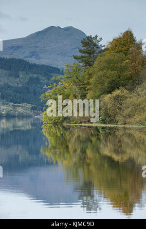 Loch Ard, Schottland, in der Nähe von Loch Katrine im Loch Lomond und der Trossachs National Park, mit Ben Lomond in der Ferne liegt. Stockfoto