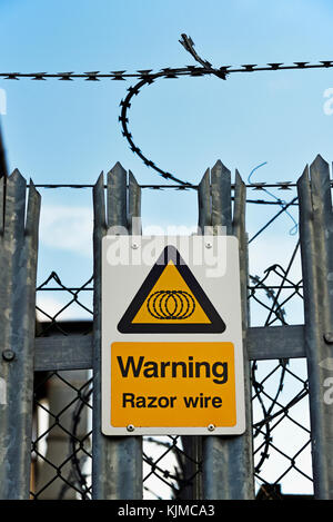 Warnung Stacheldraht am Sicherheitszaun. Kendal, Cumbria, England, Vereinigtes Königreich, Europa. Stockfoto
