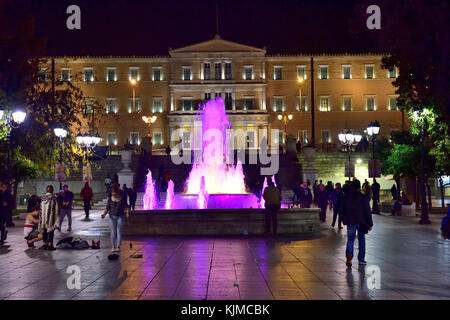 Nacht auf dem Syntagma-platz mit griechischen Parlament Gebäude im Hintergrund, Athen, Griechenland Stockfoto