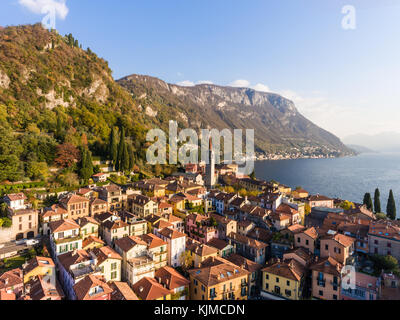 Typische Häuser varenna Dorf, bunte Häuser und Dächer, Luftaufnahme von einer Drohne. Der Comer See in Italien, berühmten Ziel in Europa. Stockfoto