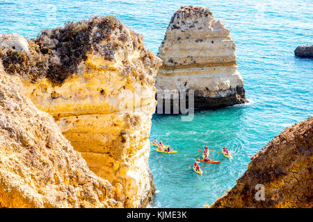 Lagos, Portugal - Oktober 02, 2017: schöne Landschaft Blick auf die felsige Küste von Ponta da piedade mit Menschen schwimmen in Kajaks in der Nähe des Lagos Stockfoto