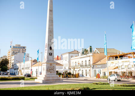 Faro, Portugal - Oktober 02, 2017: Street View mit Spalte Denkmal in die Stadt Faro im Süden Portugals Stockfoto