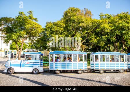 Faro, Portugal - Oktober 02, 2017: Touristische Bus Stand in der Nähe der Park im Zentrum der Stadt Faro im Süden Portugals Stockfoto