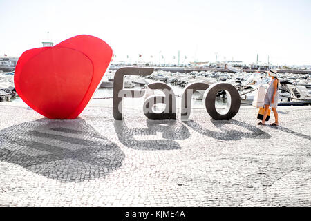 Faro, Portugal - Oktober 02, 2017: große Buchstaben des Namens der Stadt Faro mit Herz Form auf der Promenade in Faro im Süden Portugals Stockfoto