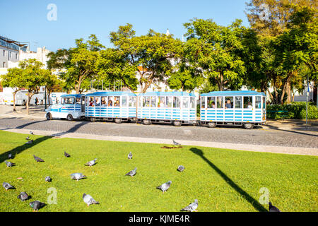 Faro, Portugal - Oktober 02, 2017: Touristische Bus Stand in der Nähe der Park im Zentrum der Stadt Faro im Süden Portugals Stockfoto