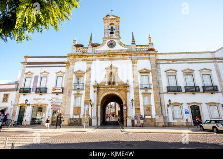 Faro, Portugal - Oktober 02, 2017: Blick auf die Cidade arch in der Altstadt von Faro im Süden Portugals Stockfoto