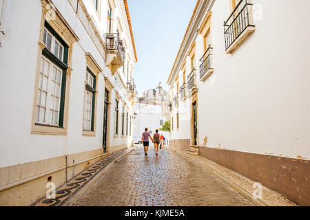 Faro, Portugal - Oktober 02, 2017: Street View mit weißen Häusern in der Altstadt von Faro im Süden Portugals Stockfoto