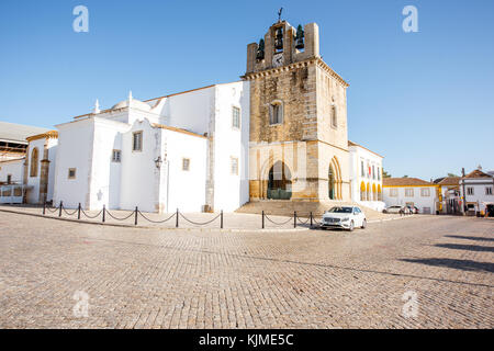 Faro, Portugal - Oktober 02, 2017: Blick auf die Kathedrale in der Altstadt von Faro im Süden Portugals Stockfoto