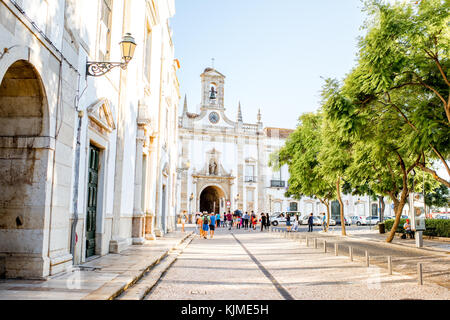 Faro, Portugal - Oktober 02, 2017: Blick auf den Park mit cidade Arch in der Altstadt von Faro im Süden Portugals Stockfoto