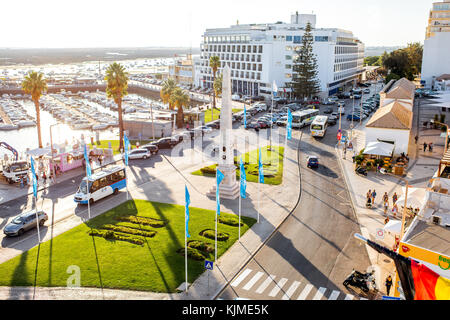 Faro, Portugal - Oktober 02, 2017: Ansicht von oben auf der zentralen Straße mit Hafen und Hotel in Faro Resort im Süden von Portugal Stockfoto