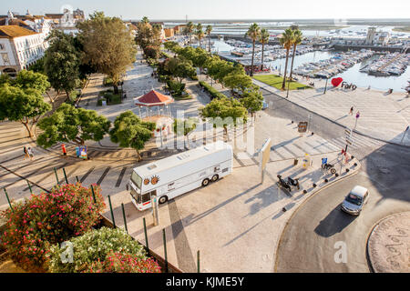 Faro, Portugal - Oktober 02, 2017: top Blick auf den Central Park mit den Hafen und die Straße überqueren in Faro Resort im Süden von Portugal Stockfoto