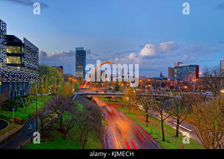 Ältere (2017) Skyline von Manchester von Süden mit Hulme Arch und Teil der Manchester Metropolitan University auf der linken Seite. Neuere 2021 Aufnahmen, die ich selbst habe. Stockfoto