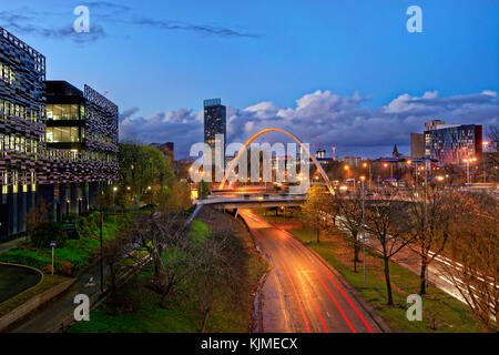 Ältere (2017) Skyline von Manchester von Süden mit Hulme Arch und Teil der Manchester Metropolitan University auf der linken Seite. Neuere 2021 Aufnahmen, die ich selbst habe. Stockfoto