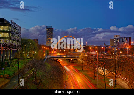 Ältere (2017) Skyline von Manchester von Süden mit Hulme Arch und Teil der Manchester Metropolitan University auf der linken Seite. Neuere 2021 Aufnahmen, die ich selbst habe. Stockfoto