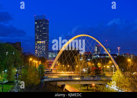 Ältere (2017) Skyline von Manchester von Süden mit Hulme Arch und Teil der Manchester Metropolitan University auf der linken Seite. Neuere 2021 Aufnahmen, die ich selbst habe. Stockfoto