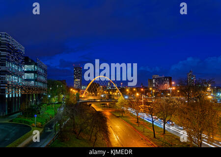 Ältere (2017) Skyline von Manchester von Süden mit Hulme Arch und Teil der Manchester Metropolitan University auf der linken Seite. Neuere 2021 Aufnahmen, die ich selbst habe. Stockfoto