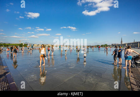 Frankreich, Gironde, Bordeaux, Miroir d'eau Reflecting Pool auf dem Place de la Bourse Stockfoto