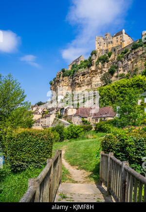 Frankreich, Dordogne, Beynac-et-Cazenac, die mittelalterliche Chateau de Beynac steigende auf einem Kalkfelsen über dem Fluss Dordogne Stockfoto