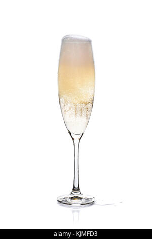 Glas Champagner mit Schaum und Blasen auf Weiß Stockfoto