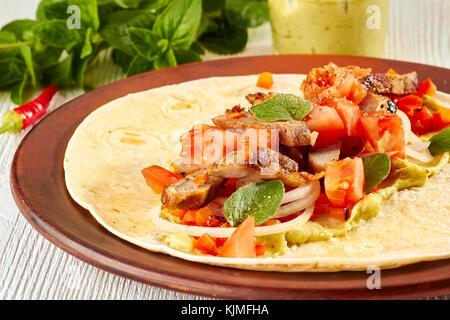 Frische Tacos mit gebratener Truthahn, Tomaten und Guacamole Stockfoto